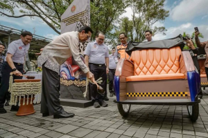 Gubernur DIY Sri Sultan HB X, Lakukan Seremoni Becak Listrik Sebanyak 50 Unit