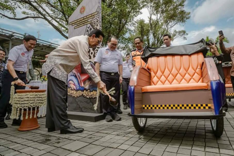 Gubernur DIY Sri Sultan HB X, Lakukan Seremoni Becak Listrik Sebanyak 50 Unit